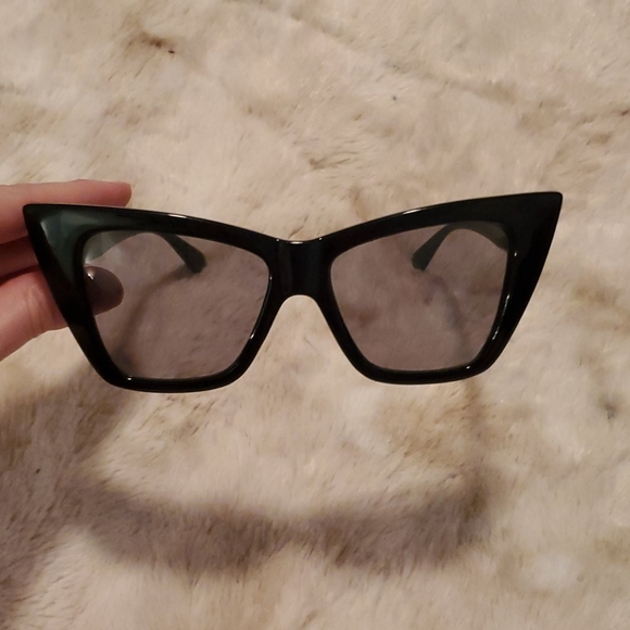 🖤Bundle set of 2 cat eye wing sunglasses😎 - Picture 3 of 4